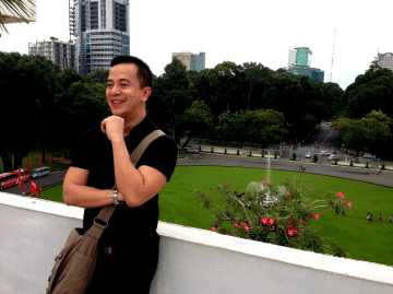 posing for some "Italian fashion magazine" (hahaha!) at the top of reunification palace