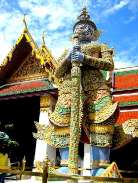 that statue is so grand! i wan't one inside my home!