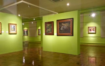 first time to see a lettuce-green-colored gallery. i love it!