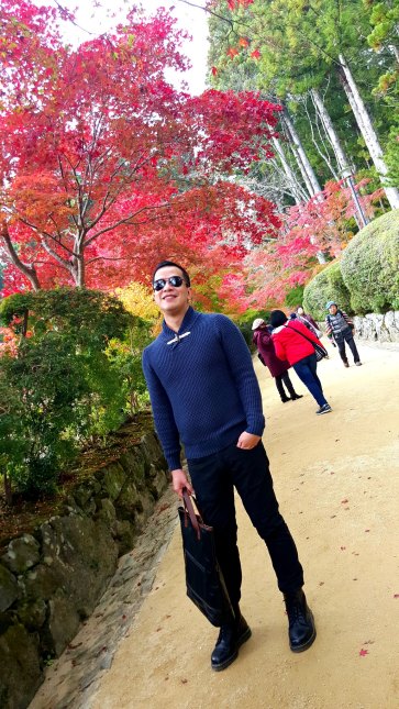 same alley, same person, different season 