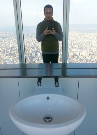 picture muna.  the reflection of the view on the mirror makes me dizzy...