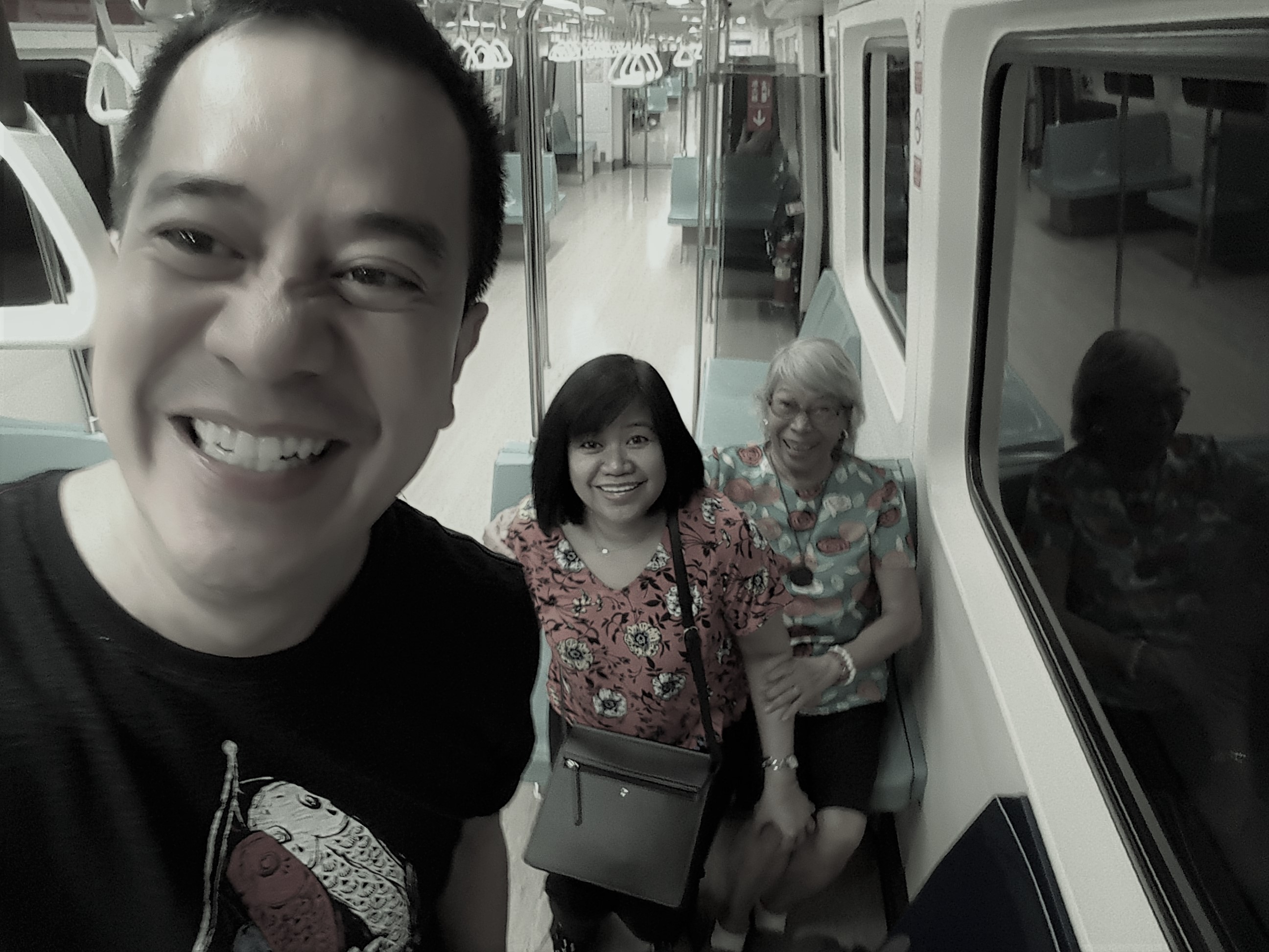 neil, ngkoy &amp; gaying at taipei train